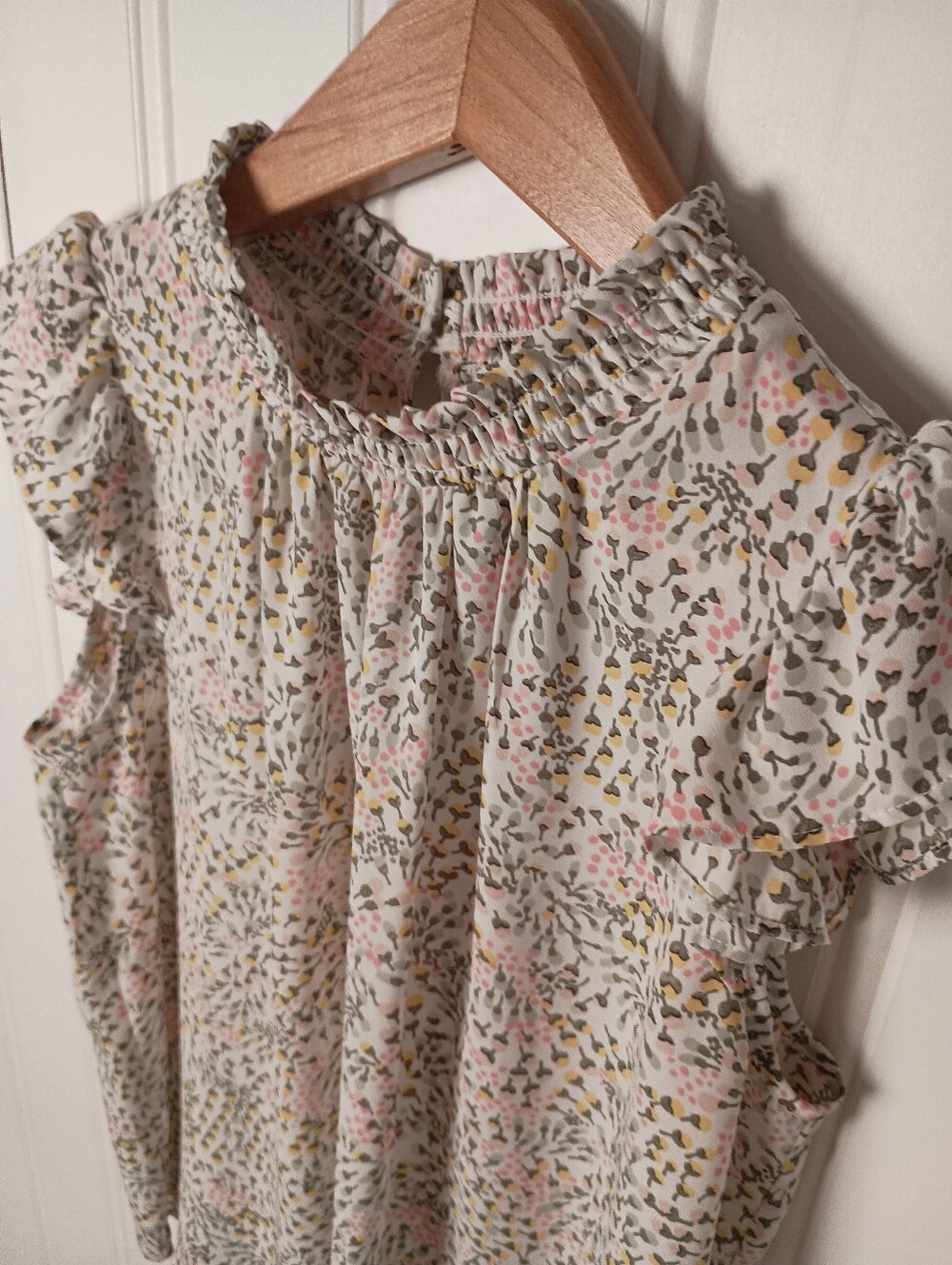 Loft- Cream Floral Ruffle Sleeveless Top- Size S - Picture 4 of 7